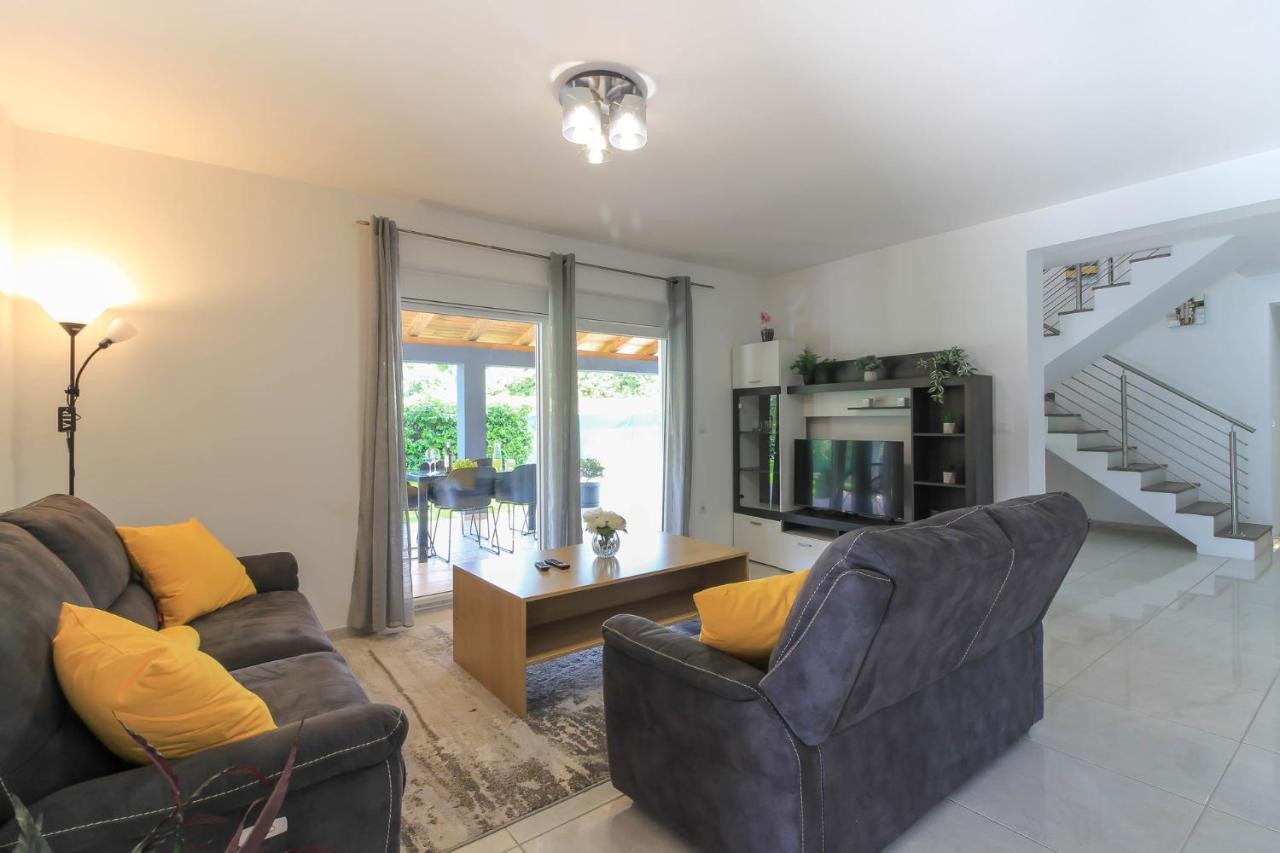 Vila Serene Oasis: Poolside Retreat Near And Town